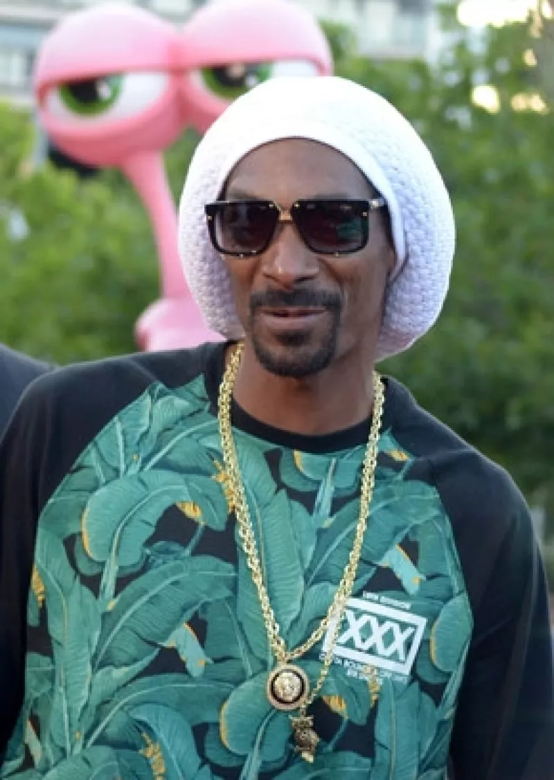 La cantante acudió al programa de Jimmy Kimmel donde platicó de su amistad con Snoop Lion, con quien dice se llevan muy bien por su gusto por la cannabis.