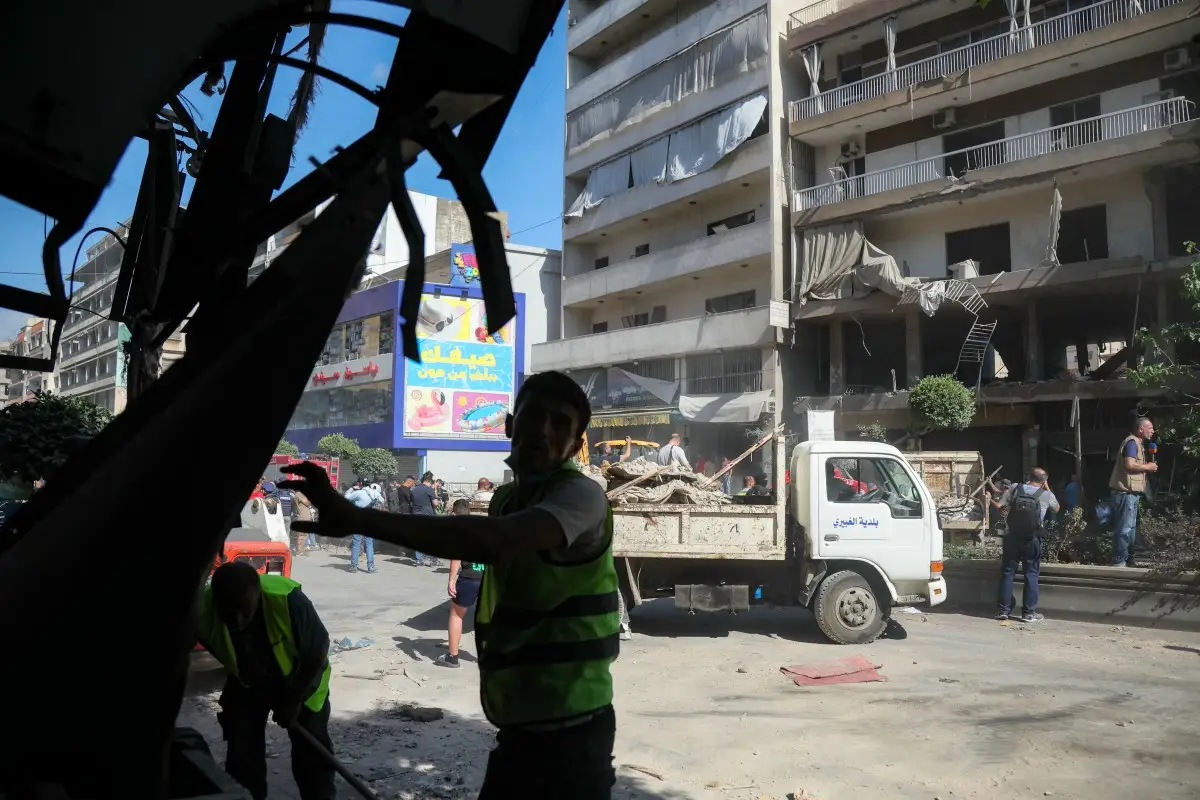 La gente limpia los escombros en el lugar de un ataque aéreo israelí que tuvo como objetivo un edificio en los suburbios del sur de Beirut el 14 de junio de 2026. La oficina del primer ministro israelí, Benjamin Netanyahu, dijo el 14 de junio que los militares habían llevado a cabo ataques en los suburbios del sur de Beirut, conocidos como Dahiyeh, mientras que los medios estatales libaneses dijeron que un ataque golpeó el barrio de Ghobeiry.
