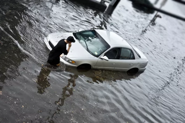 ¿Un auto inundado es automáticamente pérdida total? Esto es lo que debes hacer
