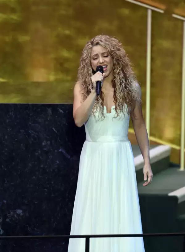 Con un look natural, Shakira intentó hacer conciencia sobre la mejora del mundo para ofrecerle un mejor porvenir a los niños.