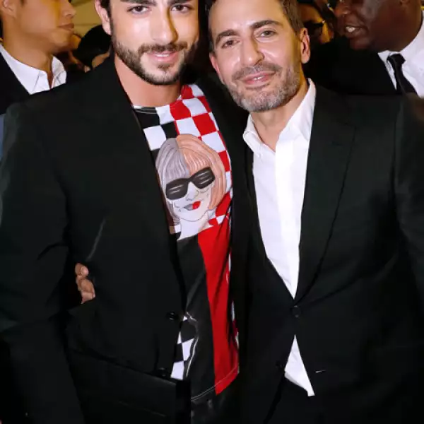 Así fueron captados hace apenas seis días, en el último desfile de Marc como director creativo de Louis Vuitton. Ese mismo día se anunció que el diseñador no continuaría trabajando para la firma.