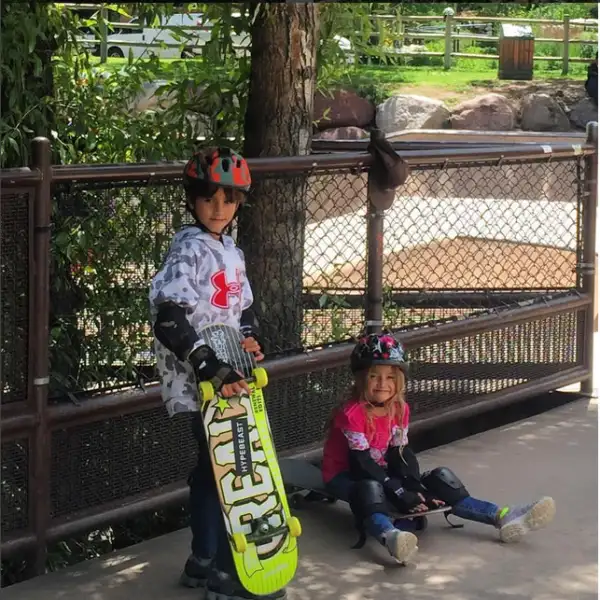 A los pequeños Julián y Ginger les gustan los deportes exptremos, aquí practicandi `skateborading´.