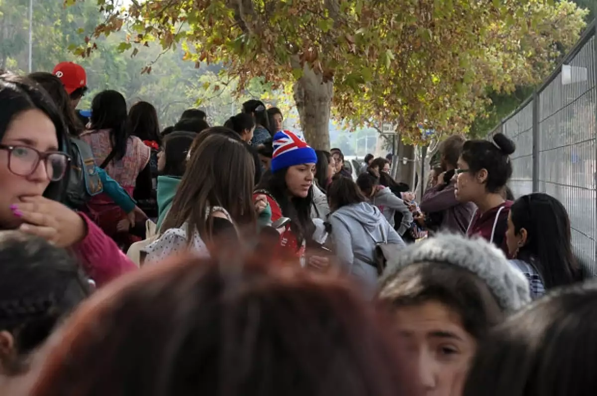 Varias seguidoras se congregaron afuera del hotel donde se hospedaba el quinteto británico.