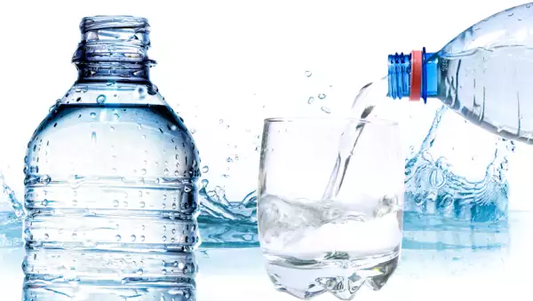 Mantén la piel hidratada tomando mucha agua.