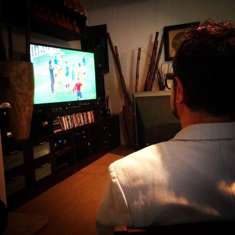 Aleks Syntek disfrutando del partido de México.