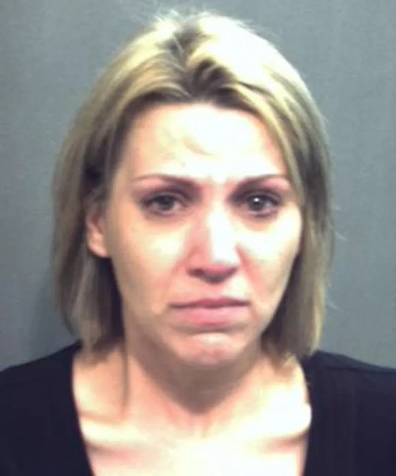 Amanda Brumfield enfrenta cargos de asesinato con alevosía, abuso infantil premeditado y homicidio premeditado de un menor.