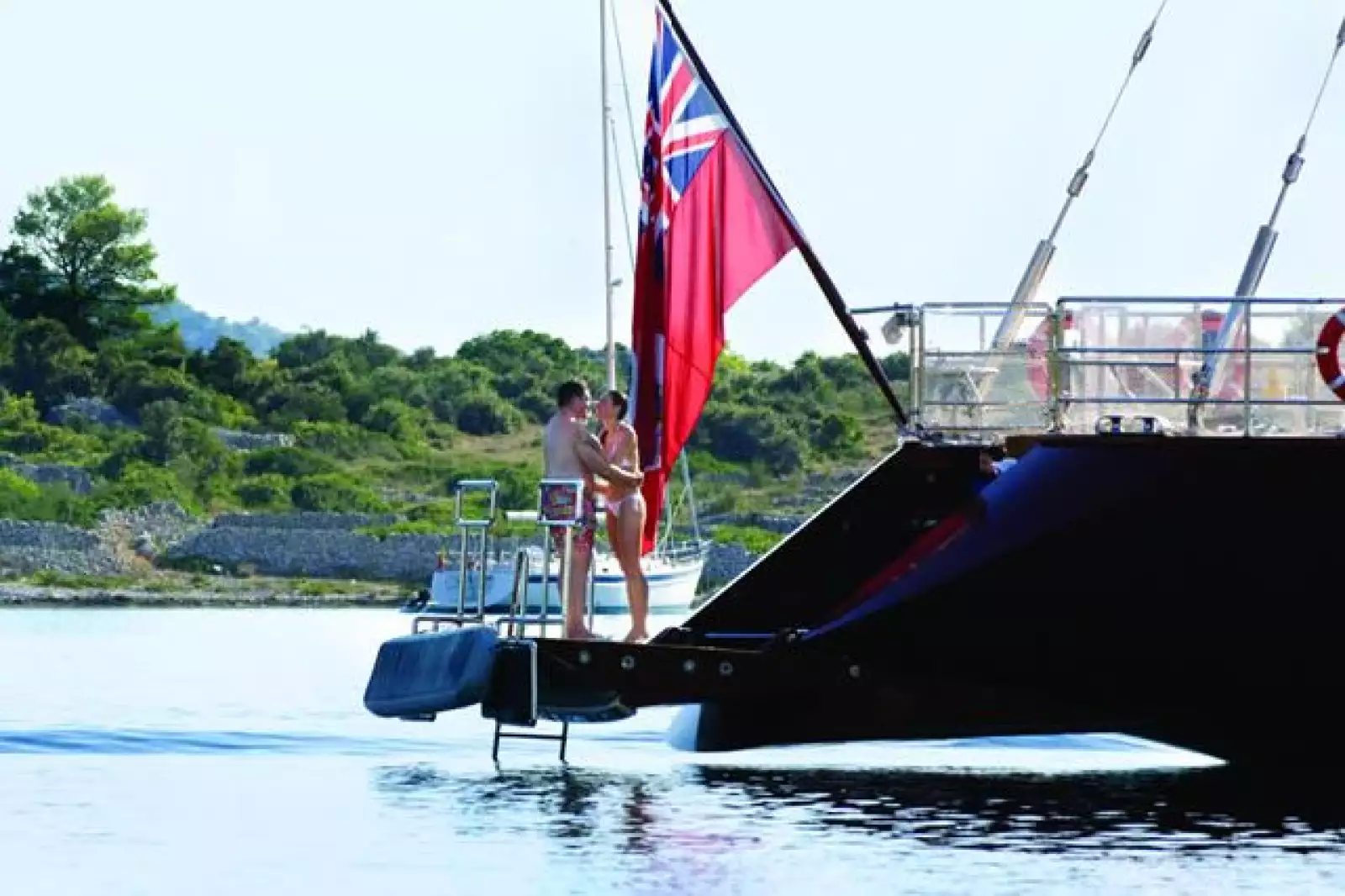 THE LOVE BOAT. La pareja demostró su amor en un yate que navegó por Trogir, en las costas del mar adriático.