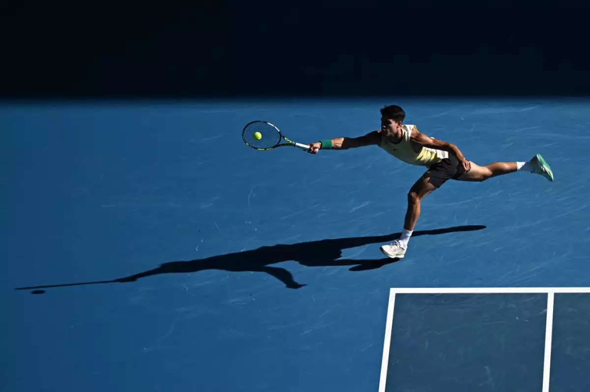 Foto de Carlos Alcaraz en la cancha del Abierto de Australia 2024