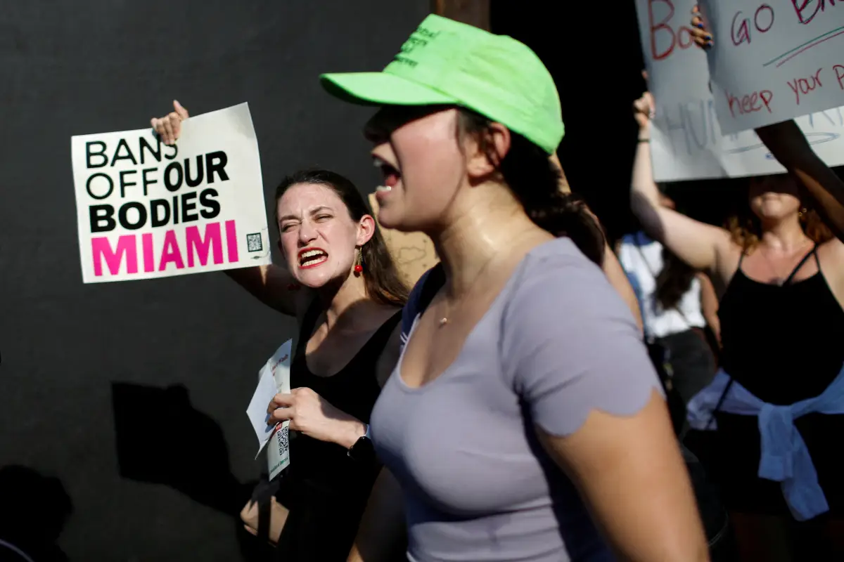 Una manifestante por el derecho al aborto sostiene un cartel mientras demuestra después de que EE. UU. ¿La Corte Suprema falló en Dobbs v Women? Caso de aborto de la Organización de la Salud, revocando la histórica decisión de aborto Roe v Wade en Miami, Florida, EE. UU. 24 de junio de 2022.