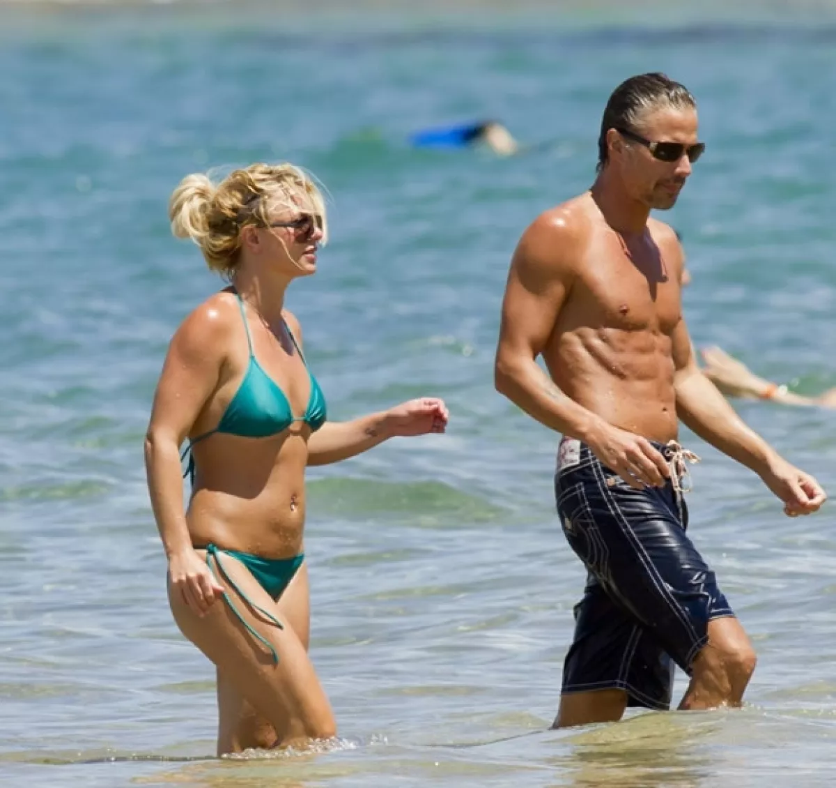 Britney tiene 28 años y Jason 44.