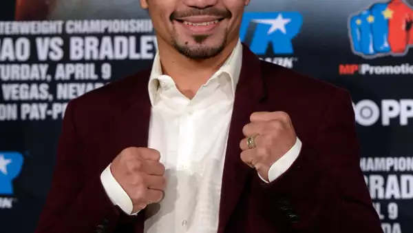 El boxeador se integró ayer al Senado de su país y, se dice, entre sus planes futuros estaría buscar la presidencia.