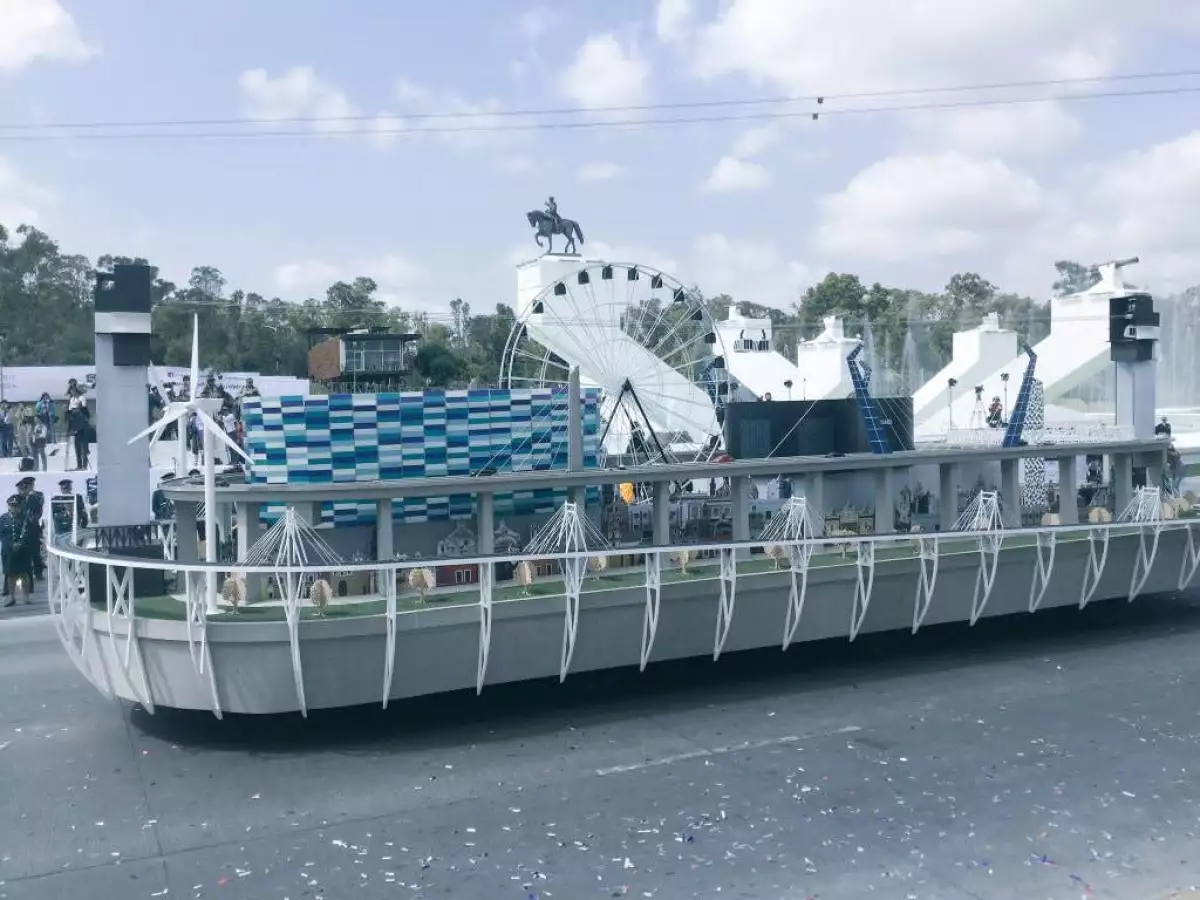 Durante el desfile, un carro alegórico mostró las obras que se han edificado durante el sexenio de Rafael Moreno Valle.