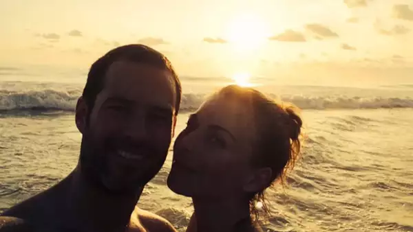 La actriz compartió una fotografía en la que aparece con su esposo, a quien conoció hace cinco años, cuando inició su historia de amor, y que hoy rememora.