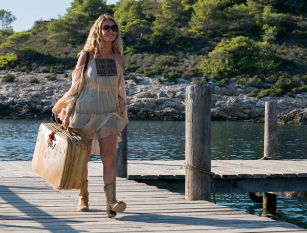 Lily James como Donna