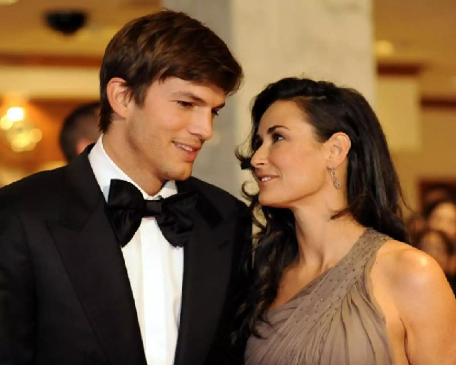 En 2003, Kutcher comenzó su relación con la actriz Demi Moore, quien es 15 años mayor que él y con quien contrajo matrimonio el 4 de septiembre de 2005.