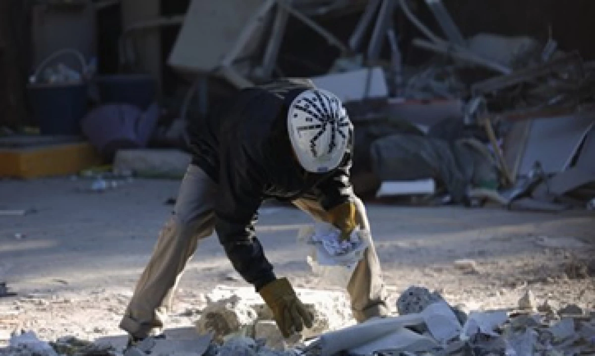 Trabajadores de Pemex reúnen documentos que sobrevivieron a la explosión del jueves. (Foto: Reuters)