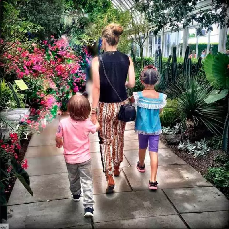 La cantante y empresaria llevó a sus hijos Sabrina y Matthew a la exposición de Frida Kahlo que se expone en el jardín botánico del Bronx en Nueva York; la pequeña lució prendas de su mamá.