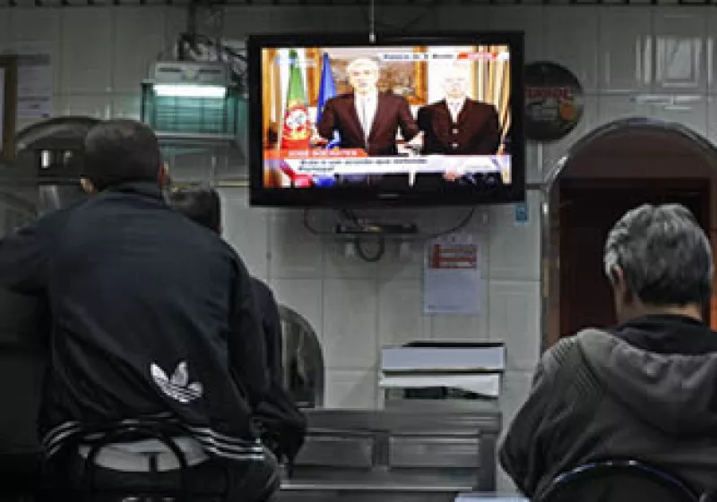 Parroquiales escuchan del primer ministro interino José Sócrates y el ministro de Hacienda Fernando Teixeira dos Santos las negociaciones con el FMI sobre un rescate financiero. (Foto: AP)