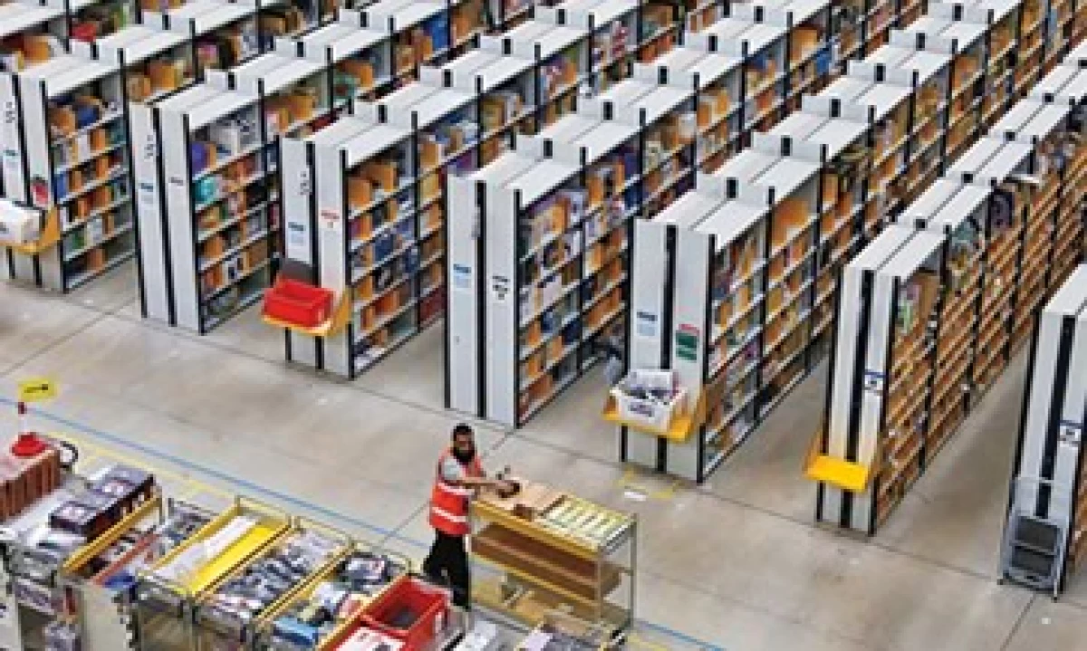 El almacén de Amazon tiene la extensión de nueve campos de futbol. (Foto: Reuters)