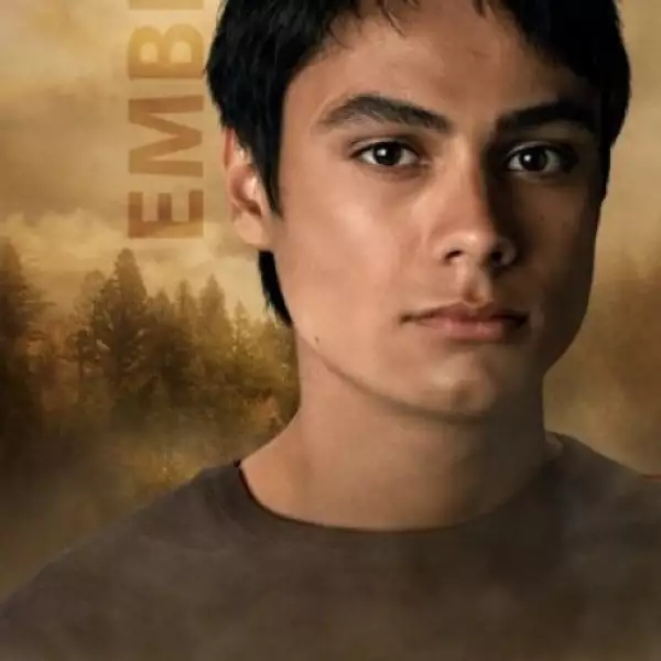 Embry Call (Kiowa Gordon) cuando se convierte en lobo su pelaje es color marrón, se une a la manada de Sam antes que Jacob.