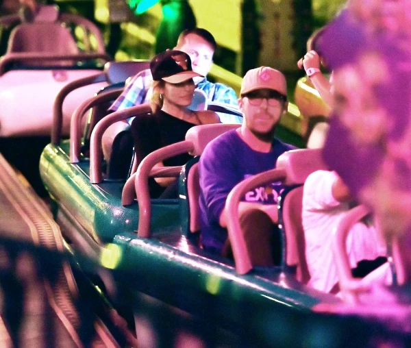 Eva Mendes y Ryan Gosling en Disneyland.