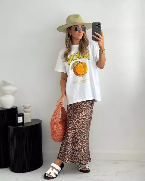 graphic tee con falda satinada.jpg