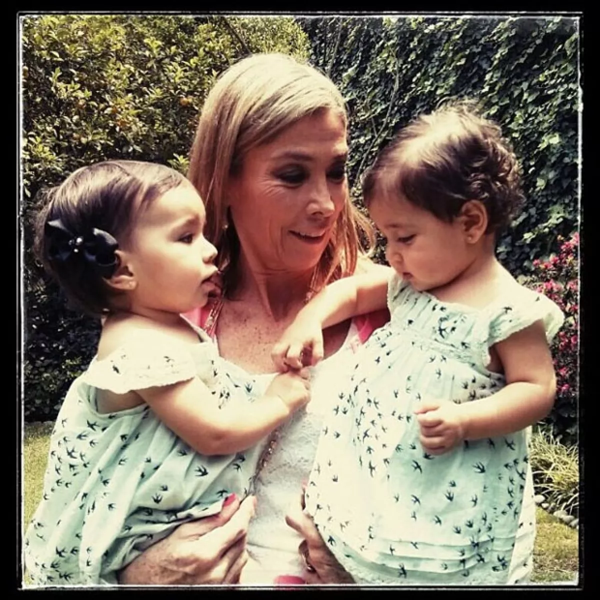 `Abuela felizÂ´, tituló Jacky la foto de su mamá con dos de sus nietas.