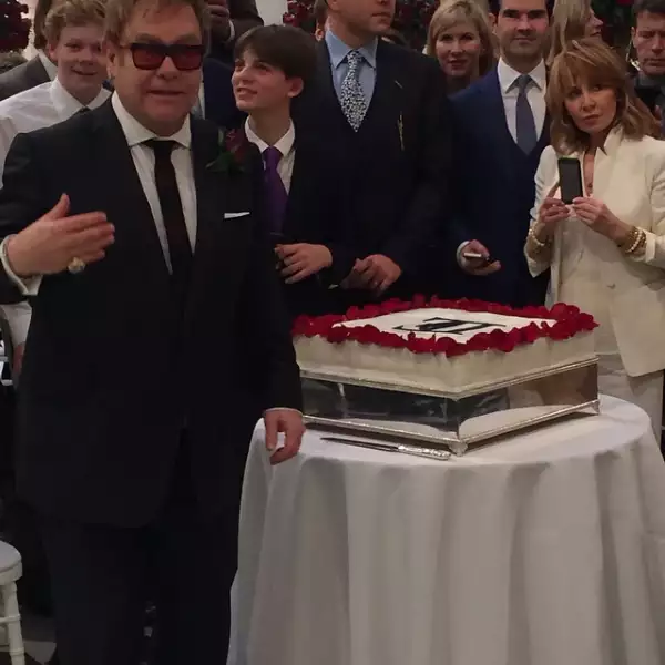 El momento en el que Elton y David están esperando a sus hijos, Zachary y Elijah para partir el pastel.