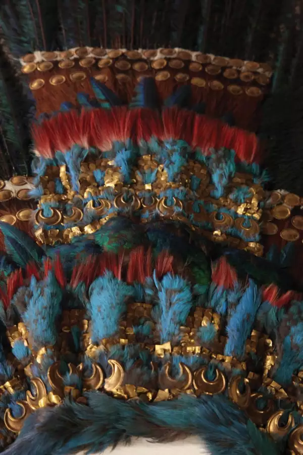 MÉXICO, D.F, 03SEPTIEMBRE2013.- El Penacho de Moctezuma fue restaurado en el Museo de Etnología de Viena por la Dra. María Olvido Moreno Guzmán y Melanie Ruth Korn, la primera ofrecerá una conferencia de prensa para contar su experiencia.
FOTO: CORTESÍA ENRIQUE PÉREZ JIMÉNEZ /CUARTOSCURO.COM