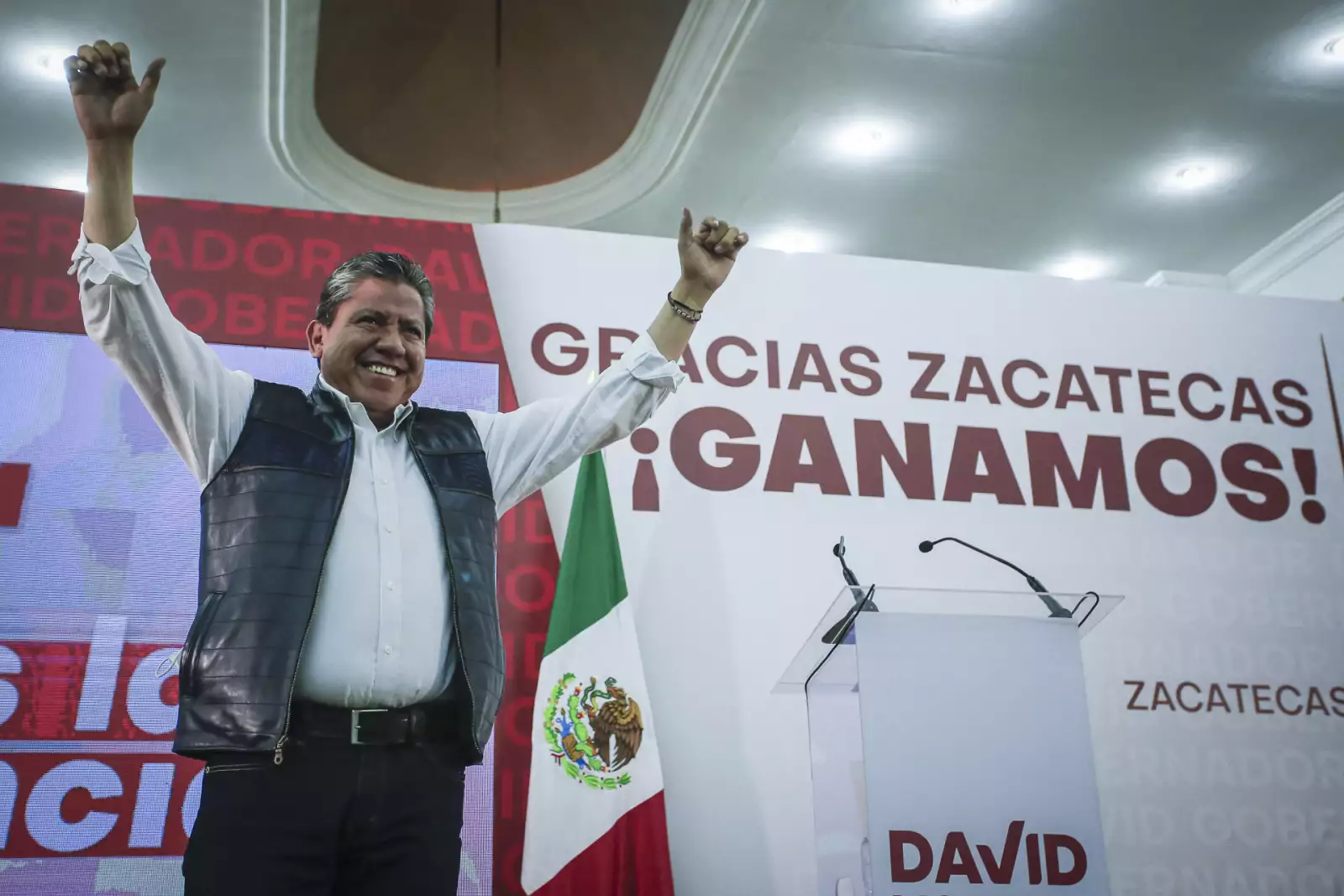 David Monreal, candidato a la gubernatura por la coalición "Juntos Haremos Historia", durante la conferencia en donde informa que las encuestas de salida lo favorecen.