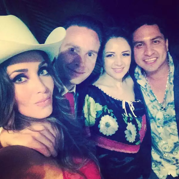 Una vez que Manuel Velasco dio el grito en la plaza principal de Tuxtla iniciaron la celebración. Aquí, la pareja con el cantante grupero Julión Álvarez y su acompañante.