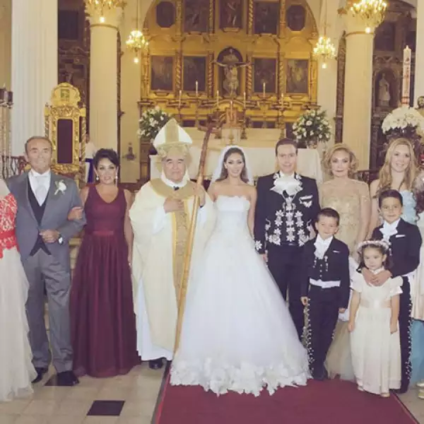 Toda la familia de los novios posó dentro de la iglesia junto a Monseñor Felipe Arizmendi.