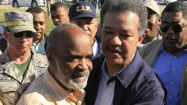 Ante el desastre provocado por el terremoto en Haití, la República Dominicana convocó a los países para hacer una Cumbre Mundial de ayuda. En la foto, el mandatario de Dominicana, Leonel Fernández, abraza a su homólogo René Préval de Haití.