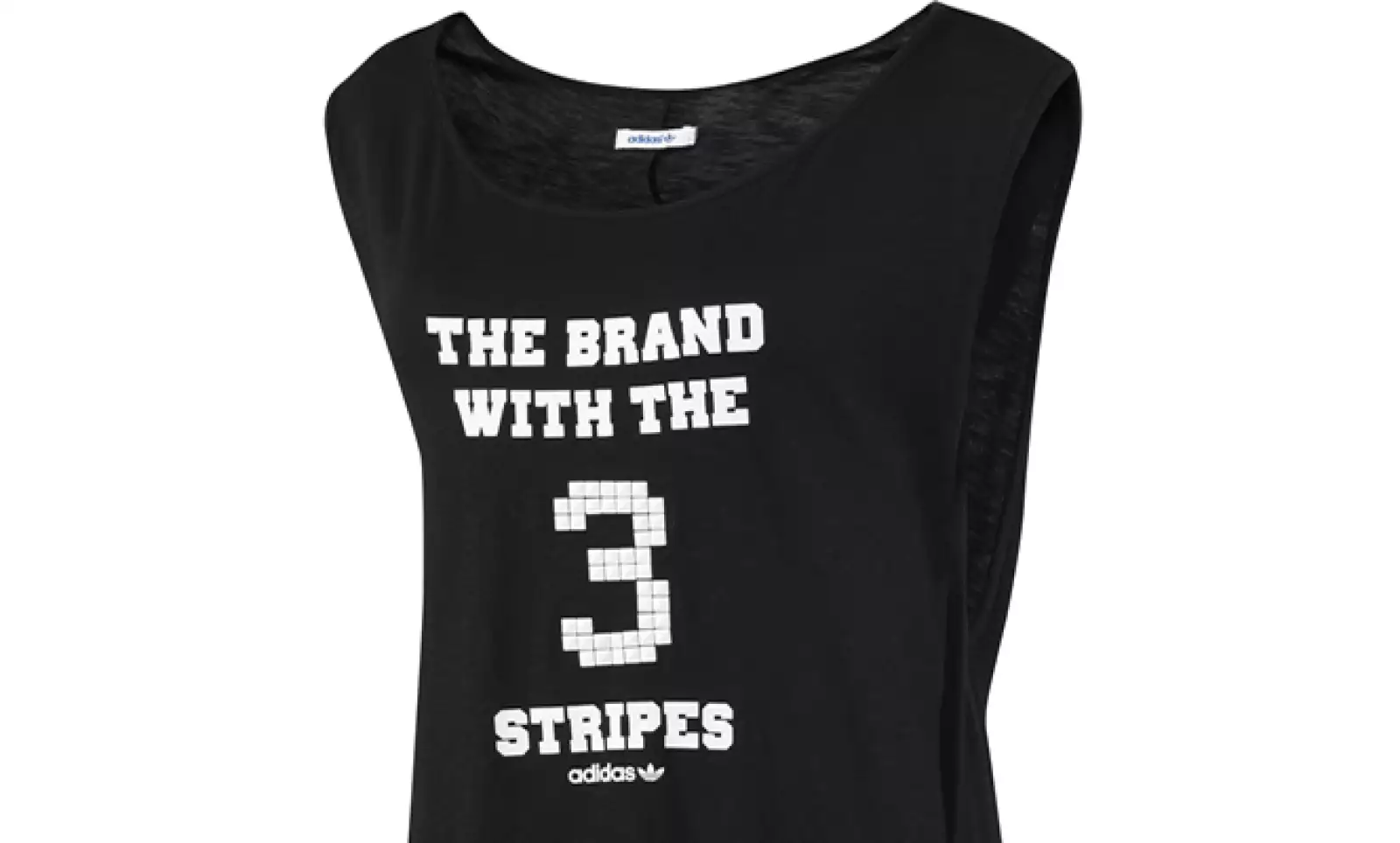 En color negro lanza su camiseta sin mangas, ideal para combinar con shorts.