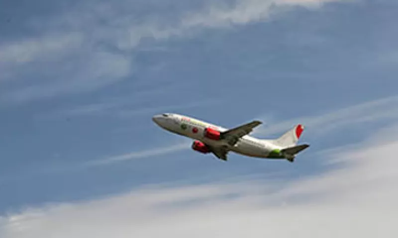 VivaAerobus ofrece precios entre 30% y 40% más bajos que las aerolíneas de bajo costo, pues reduce su publicidad a sólo Internet. (Foto: Archivo)