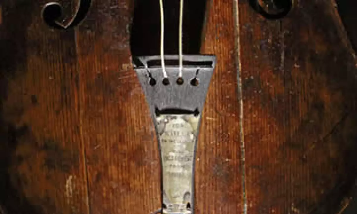 El violín fue vendido con su funda. (Foto: Reuters)