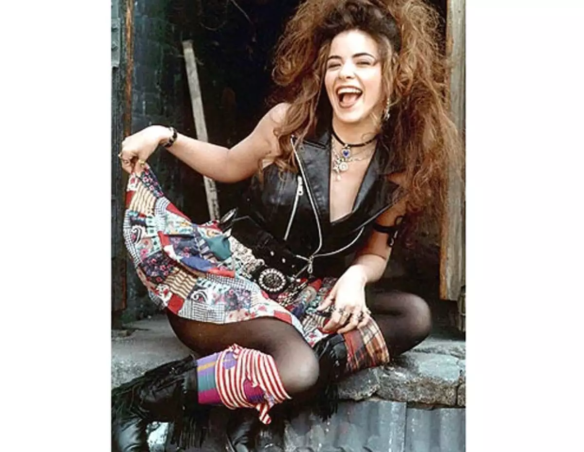 Gloria Trevi en la década de los 90 cuando cantaba `Pelo suelto´ y usaba medias rotas.