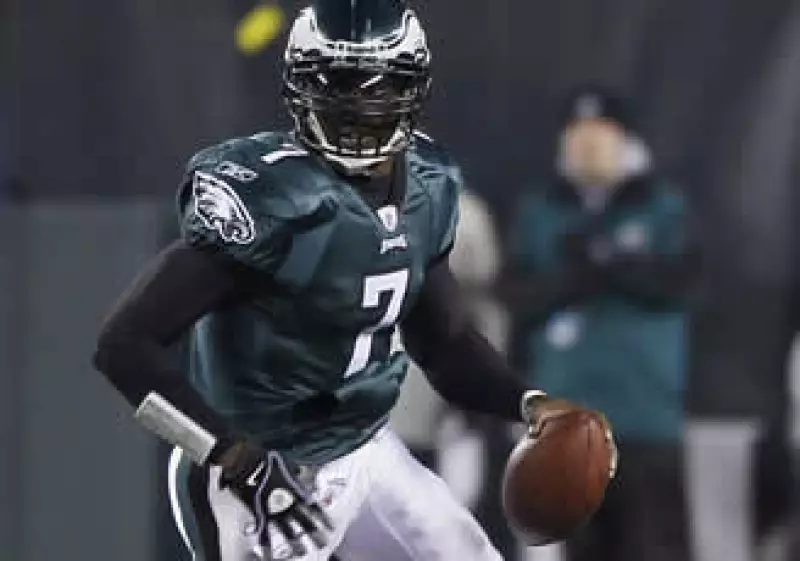Vick, que llegó a ser el jugador mejor pagado de la NFL, fue arrestado en el 2007 y regresó a la NFL en el 2009. (Foto: AP)