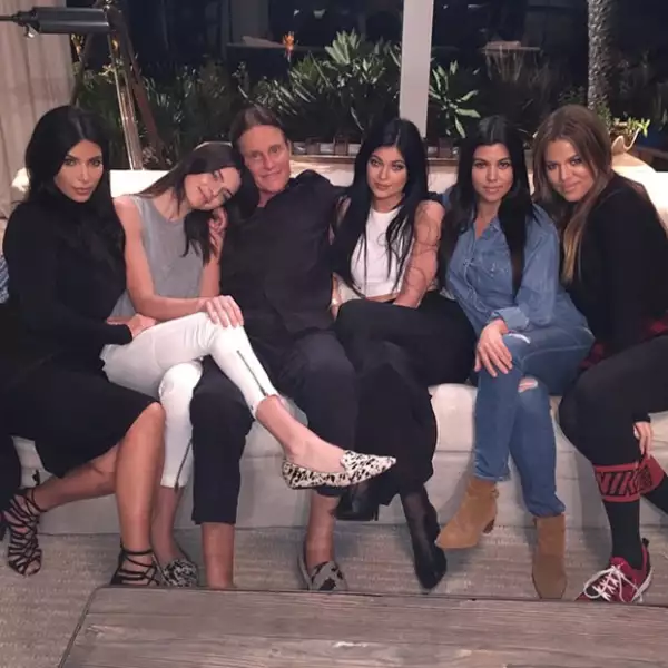 Las hermanas Kardashian y Jenner posaron en un tierno retrato junto a su padre y padastro, Bruce Jenner.