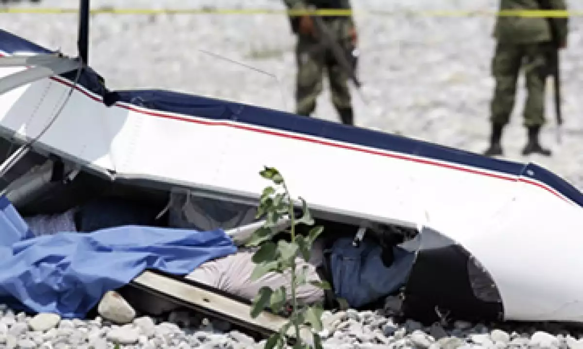 Soldados vigilan el área donde cayó la avioneta este sábado. (Foto: Reuters)