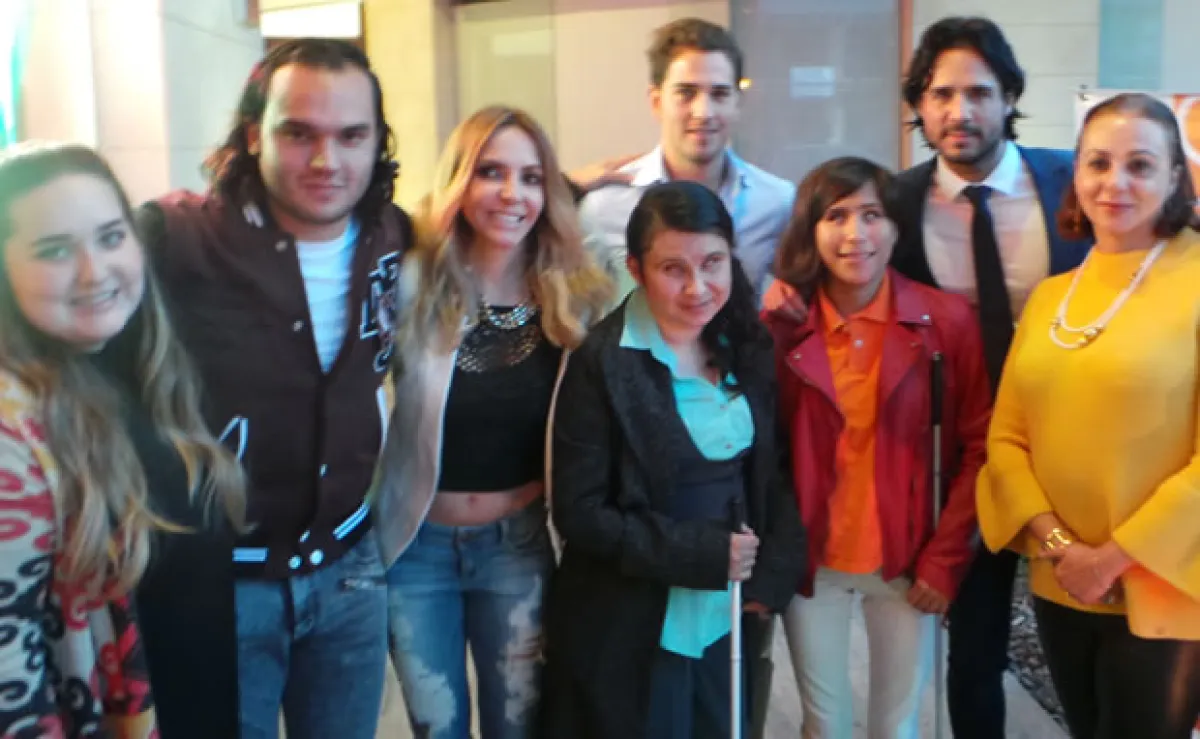 Mariana Abascal, Mariano Salgado, Erika Zaba, Esteban Abascal, José Ron y Domenica Naime de Salgado con niñas de la fundación.
