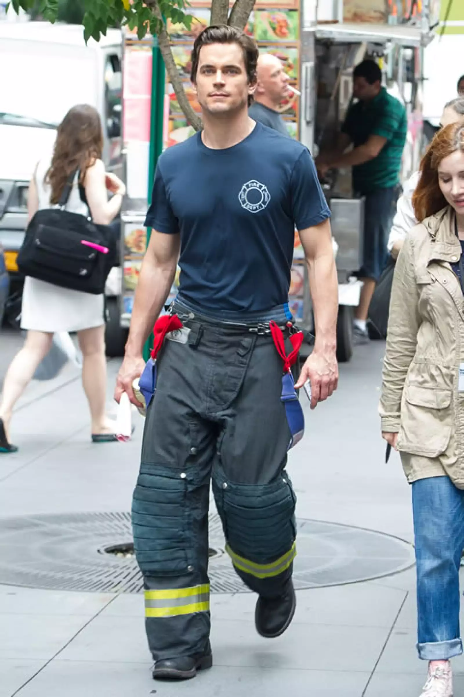 En el set de "White Collar" enfundado en un uniforme de bombero.