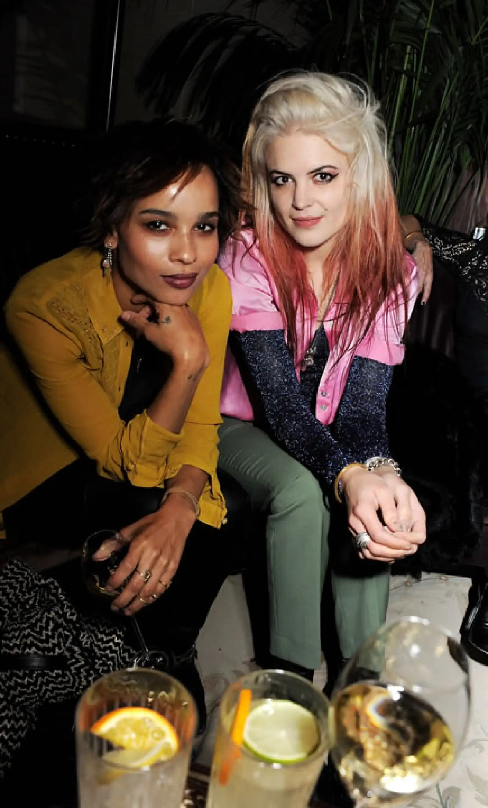 La hija de Lenny Kravitz, Zoe platicó con Alison Mosshart.