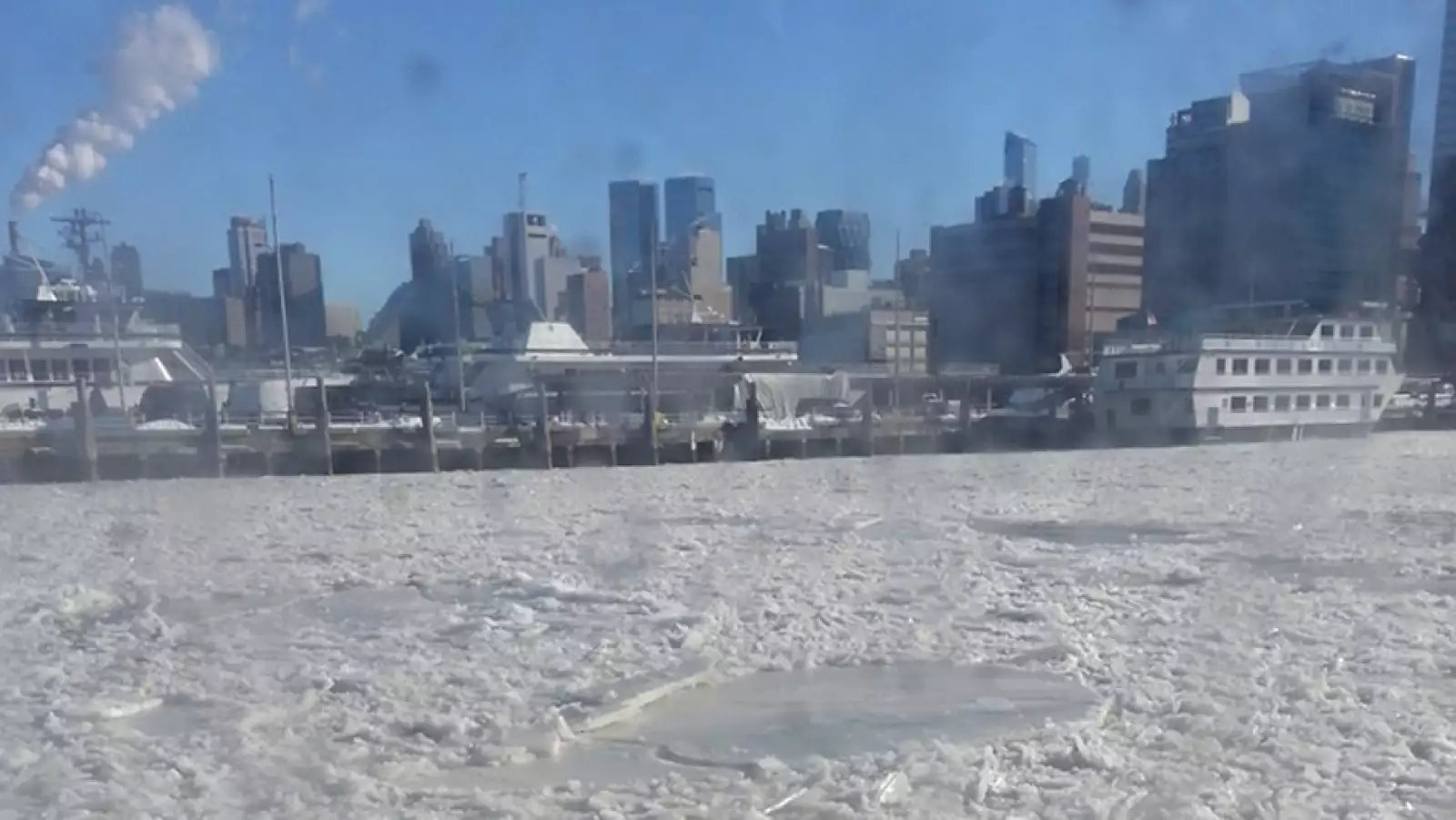 El frio congela el rio Hudson en EU