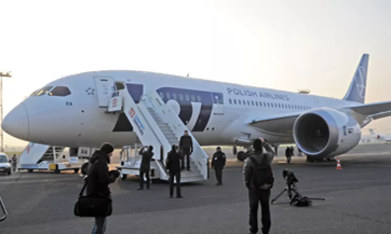 El 787 es el primer jet de pasajeros en usar baterías de ion de litio para energía de reserva y auxiliar. (Foto: AP)