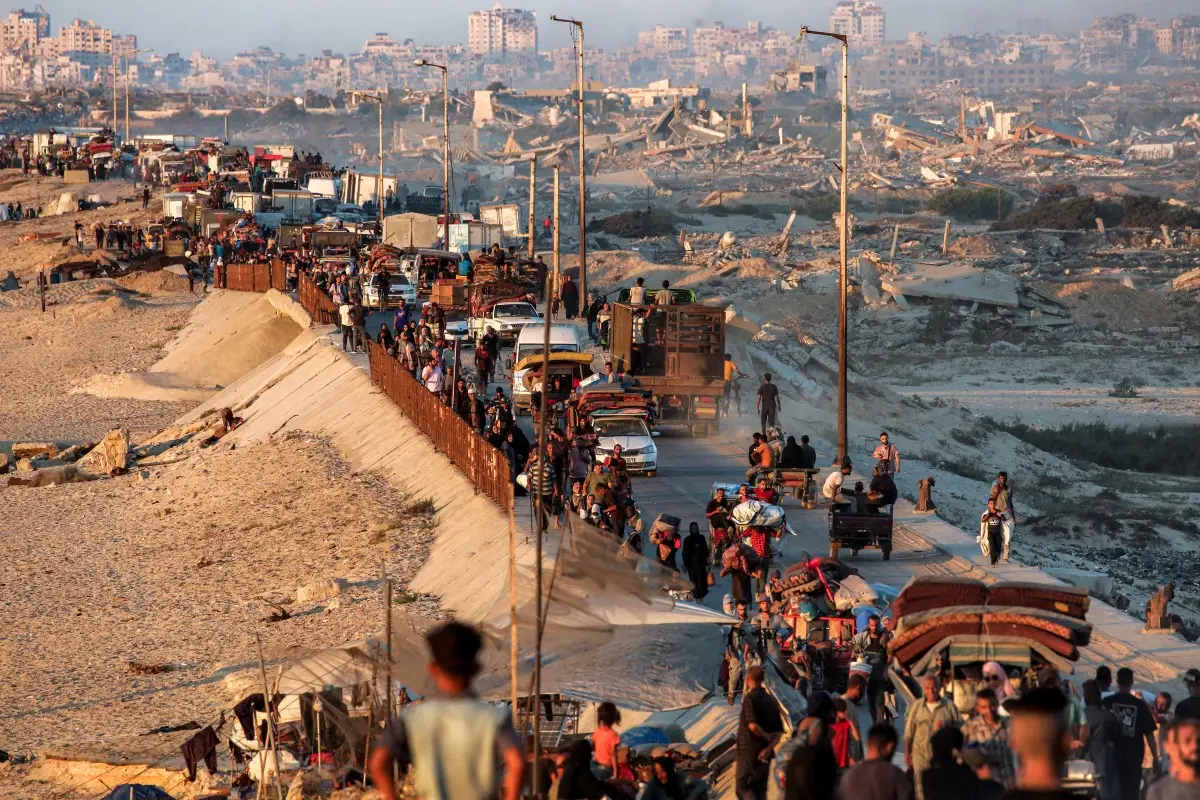 Los palestinos desplazados que evacuaban la ciudad de Gaza en dirección sur viajaban a pie y en vehículo a lo largo de la carretera costera en Nuseirat, en el centro de la Franja de Gaza, el 13 de septiembre de 2025.
