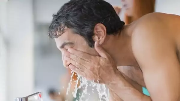 Lava la cara con agua caliente y jabón para eliminar impurezas que puedan quedar atrapadas y provoquen heridas. Si después de esto la barba no se ablandó, aplica unas gotas de aceite pre-shave para lubricar la piel.