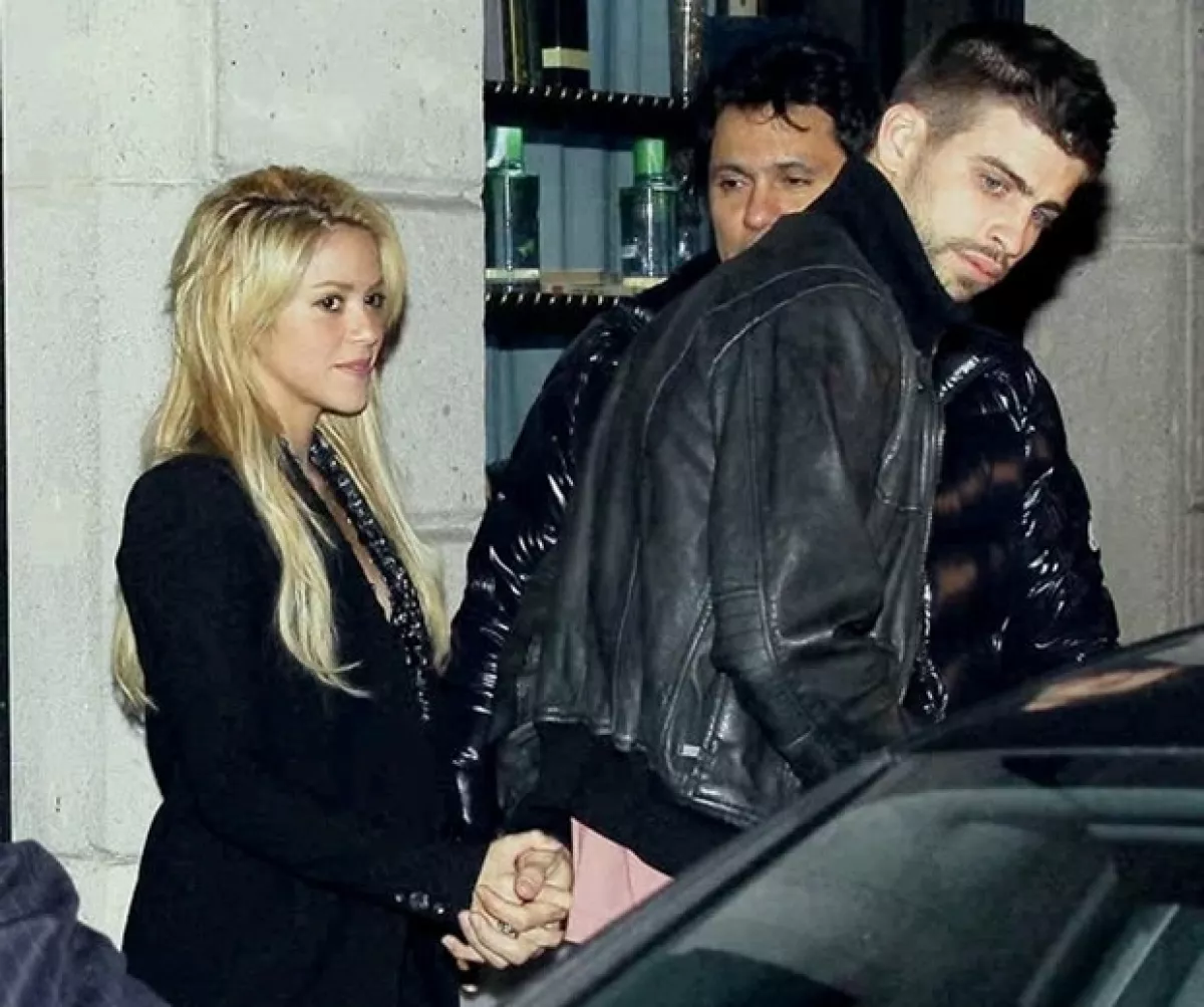 Esta imagen ha dado la vuelta al mundo pues por primera vez es visto en actitud romántica con Shakira.