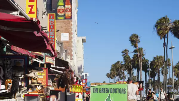 En California, Estados Unidos, la cannabis se distribuye, con fines médicos, a través de dispensarios autorizados.