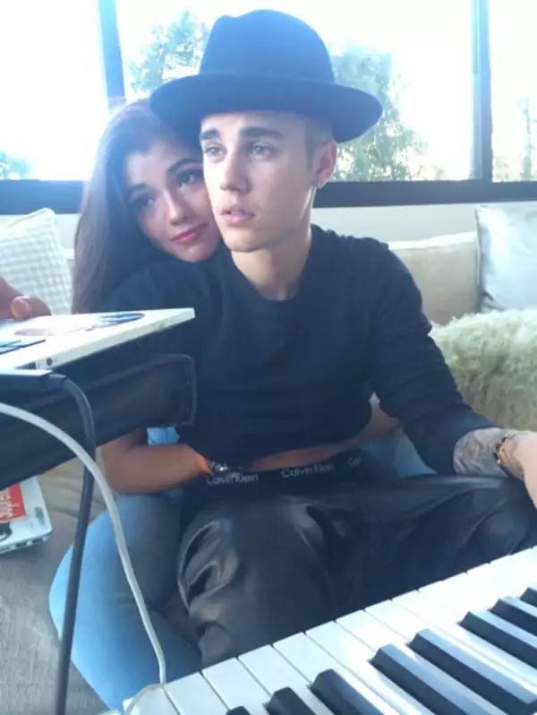 Justin Bieber y Yovanna han compartido imágenes en actitudes cariñosas.